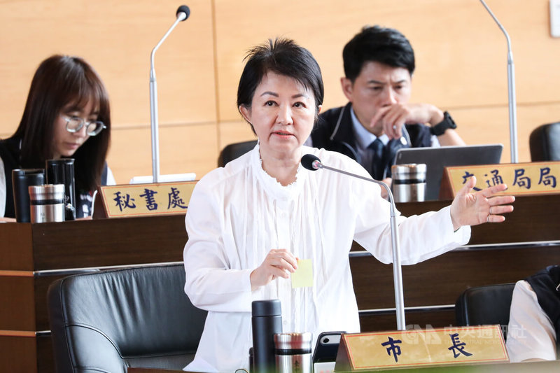 台中市長盧秀燕（前）21日在台中市議會說，保險套可預防疾病並避免非計畫的生育，衛生局賣的保險套價格合宜且經安全檢驗，將繼續落實公共衛生政策與健康教育。中央社記者趙麗妍攝　115年5月21日
