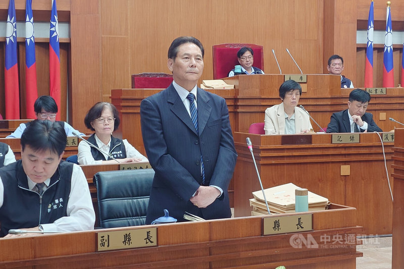 連江縣議會第8屆第7次定期大會開議，21日由縣長王忠銘（立者）進行施政報告並備質詢。中央社記者潘欣彤攝　115年5月21日