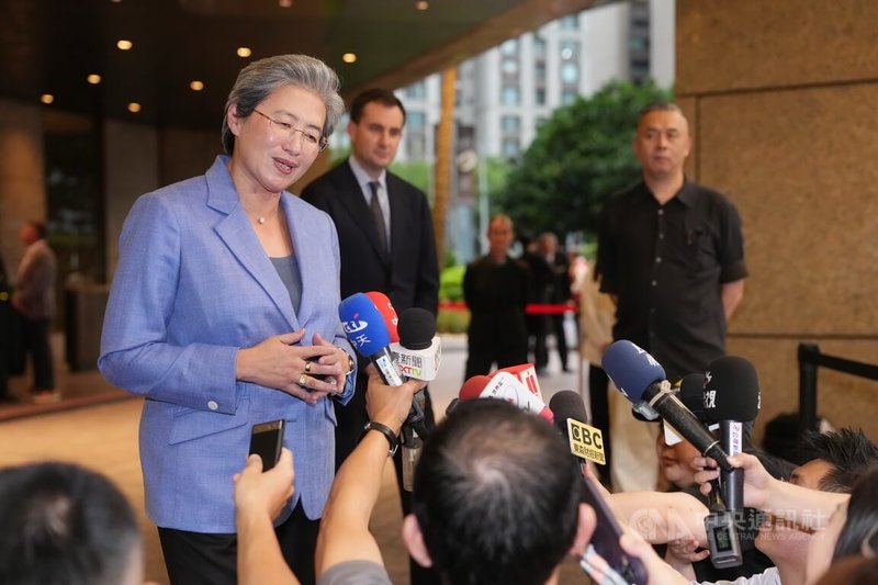 超微(AMD)董事長暨執行長蘇姿丰(前左)快閃訪台,21日傍晚在下榻飯店外受訪時表示,AMD在台灣有非常棒的合作夥伴,「我們正在瘋狂提升我們的產能」,涵蓋了晶圓、先進封裝、基板以及機櫃級系統等領域,很高興能宣布超過100億美元的投資計畫。中央社記者徐肇昌攝 115年5月21日