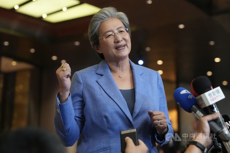 美國晶片廠超微（AMD）21日宣布於台灣產業體系投資超過100億美元，AMD董事長暨執行長蘇姿丰（圖）傍晚在台北受訪表示，「台積電是我們絕佳夥伴」，雙方有非常密切的合作關係。中央社記者徐肇昌攝 115年5月21日