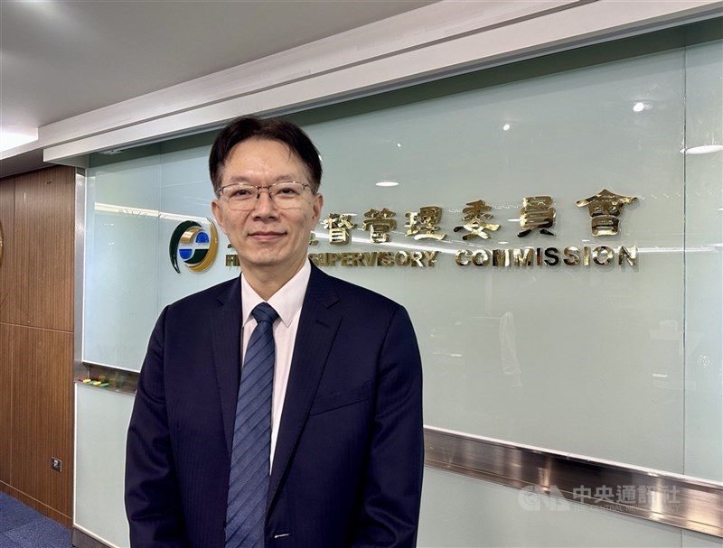 圖為金管會證期局副局長黃仲豪，說明明年起有119家企業須適用IFRS永續準則編列永續財務資訊。（中央社檔案照片）