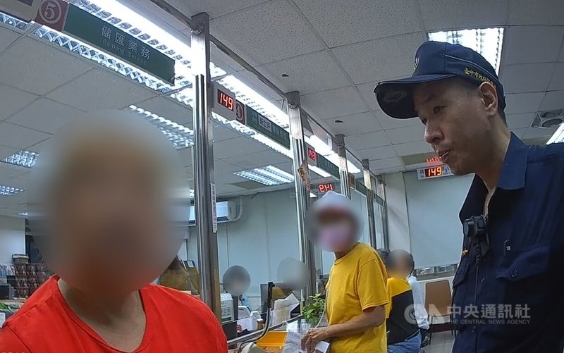台中徐姓女子（前左）日前網購榴槤，依賣家指示以「賣貨便」平台交易，對方卻稱帳戶未完成認證被凍結，她依指示到郵局要匯款新台幣3萬元，行員與警成功阻詐避免她金錢損失。（翻攝照片）中央社記者蘇木春傳真　115年5月21日