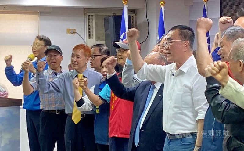 中國國民黨新北市長參選人李四川（前右），21日前往國民黨新北市黨部參加「軍公教警消團結大會」，並一同振臂高喊團結與「凍蒜」。中央社記者黃旭昇攝     115年5月21日