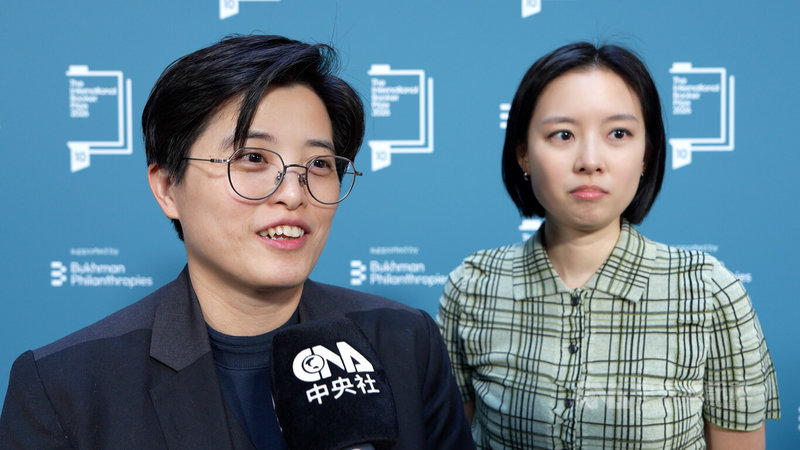 台灣作家楊双子(左)和譯者金翎(右)在英國奪得國際文學大獎「國際布克獎」,19日和20日分別在頒獎典禮前後接受中央社專訪。中央社記者陳韻聿倫敦攝 115年5月21日