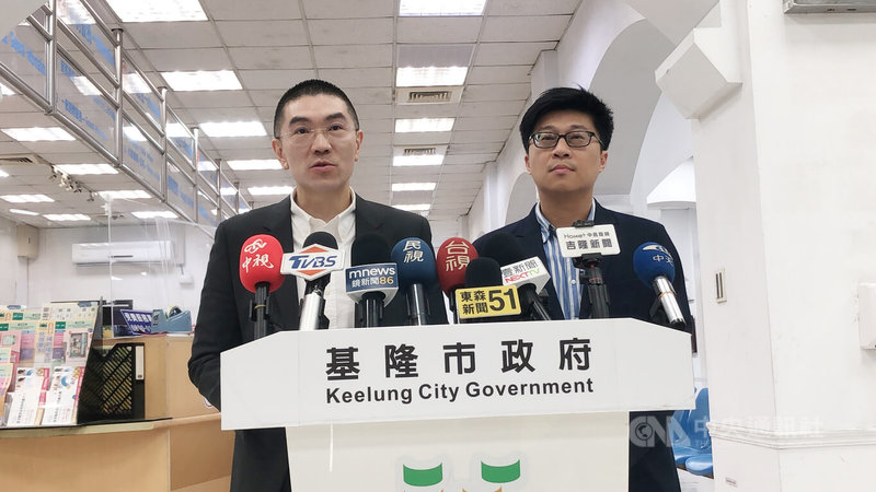 基隆市長謝國樑（左）與基隆市政府秘書長謝孝昆（右）21日表示，將加強巡查基隆港船舶纜線懸掛防鼠盾，如果未依規定懸掛，將積極處理或建請中央開罰。中央社記者王朝鈺攝 115年5月21日