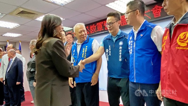 中國國民黨主席鄭麗文（前左）21日前往國民黨新北市黨部參加「軍公教警消團結大會」，在台上向參與的貴賓握手致意。中央社記者黃旭昇攝  115年5月21日
