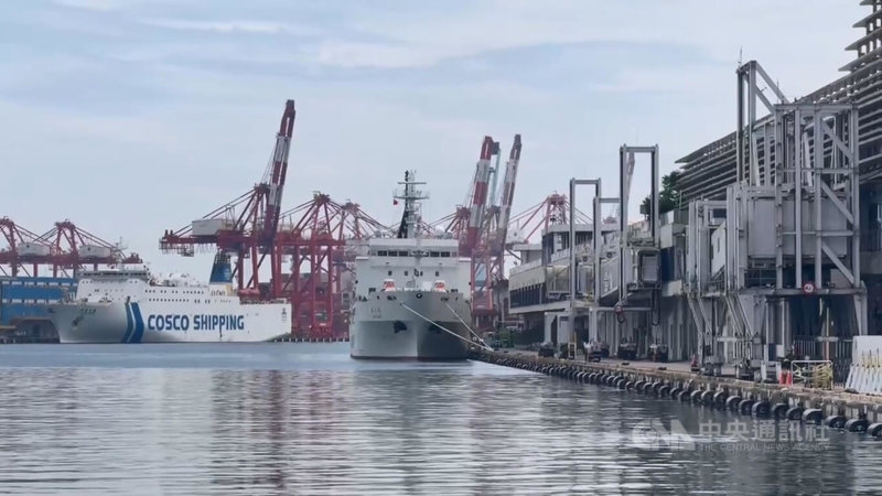 因應基隆市漢他病毒疫情，基隆港務分公司21日指出，將擴大辦理基隆港區（圖）全面清消，預計6月1日執行首次東西岸公用道路及碼頭全區大規模清消作業，總計將執行3次，並加強巡檢港區圍牆破損情形。中央社記者王朝鈺攝 115年5月21日