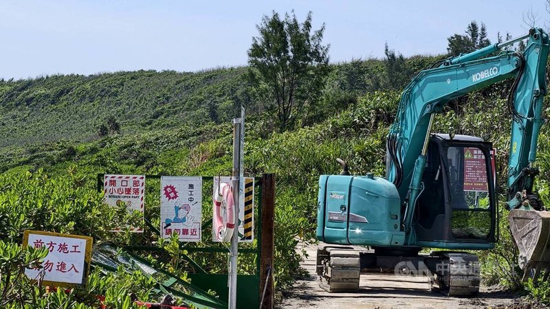花蓮縣府優化兩潭自行車道，辦理七星潭「四八高地鋼構橋及月牙灣」新闢道路工程，即日起七星潭遊客中心洄游吧至月牙灣停車場區間的兩潭自行車道封閉施工，改道路線沿七星街外接海岸路至華東路，預計10月底完工。中央社記者張祈攝  115年5月21日
