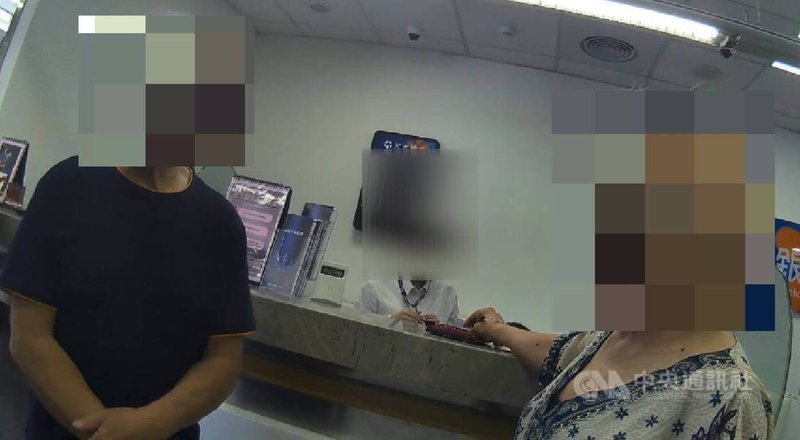 台中警方近日接連接獲銀行通報稱有民眾疑似遭詐騙，黃姓婦人（右）欲提領新台幣600萬元現金，起初向警方表示是支付「房屋裝潢款」，但對於相關購屋、裝潢契約及對話紀錄均無法提出具體說明，在員警勸阻下才打消提款念頭。（翻攝照片）中央社記者蘇木春傳真　115年5月21日