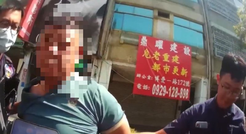 高雄三民一警分局21日上午巡邏時，發現蔡姓機車騎士（左）疑未讓行人攔查，經查蔡男為鼓山分局員警，他酒測值雖為0卻騎車撞傷員警遭送辦。鼓山分局已從重核予記1大過。（高雄三民一警分局提供）中央社記者洪學廣傳真  115年5月21日