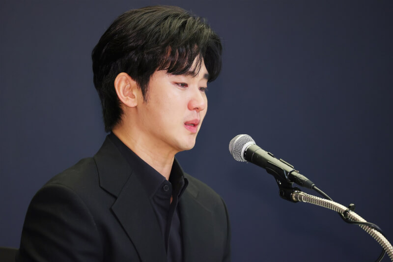 韓國演員金秀賢2025年3月召開記者會，說明與已故女星金賽綸的感情糾紛。（韓聯社）