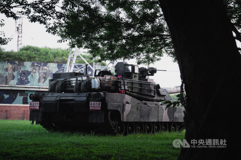 圖為M1A2T於新竹機場內就戰術位置待命。（中央社檔案照片）