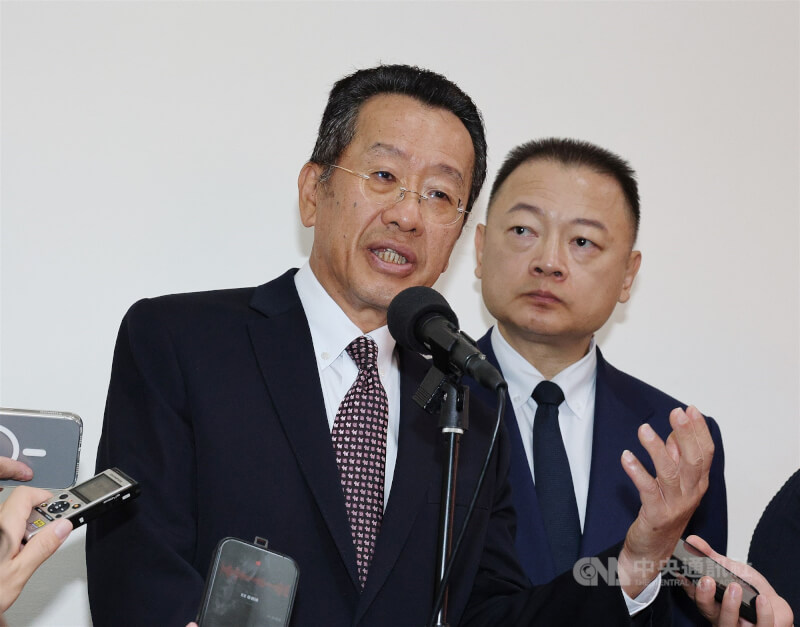 國民黨立委馬文君提案全數凍結潛艦國造後續艦預算，國防部長顧立雄（左）21日受訪表示，在安全品質的前提下，符合作戰需求，一旦海鯤艦完成海測，國防部當然希望就能動支相關的預算。中央社記者郭日曉攝 115年5月21日
