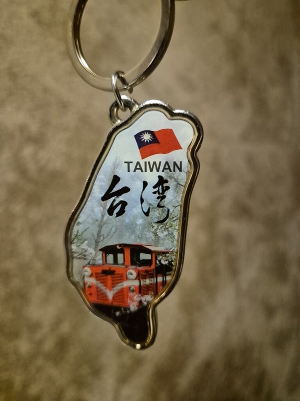 法國費加洛報記者德賈傑規劃壯遊,搭火車從巴黎到台灣。他去過一次台灣之後念念不忘,還把台灣形狀的鑰匙圈帶在身上。(德賈傑提供)中央社記者曾依璇巴黎傳真 115年5月21日