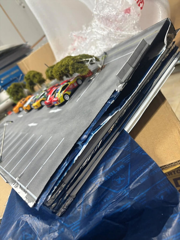 刑事局南部打擊犯罪中心破獲跨國運毒案。柯姓通緝犯藏匿柬埔寨操盤，將逾7公斤海洛因藏在微縮模型底座瓦楞板內，自泰國寄到台灣。警方層層溯源逮獲7人送辦。（刑事局南部打擊犯罪中心提供）中央社記者洪學廣傳真  115年5月21日
