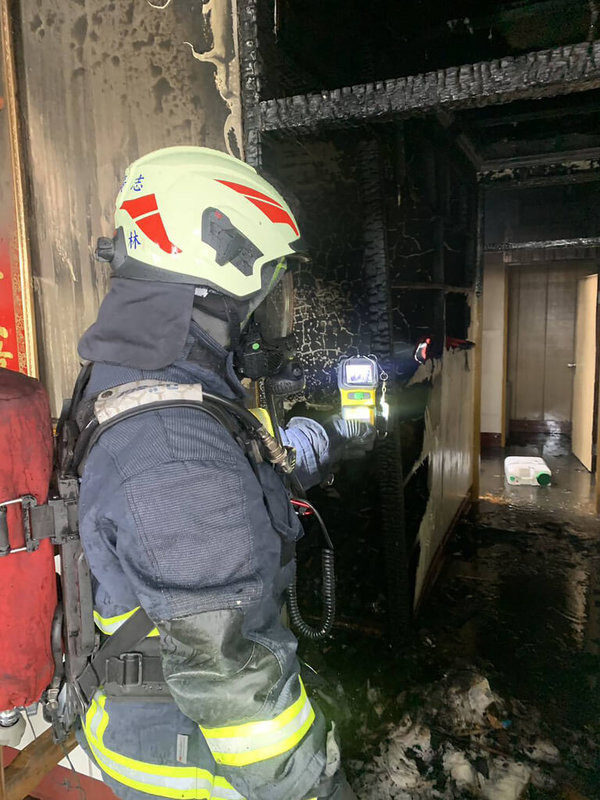 彰化縣大城鄉一處民宅21日下午發生火警，消防人員馳援灌救，入室搜索後發現60歲許姓男子疑受困火場、逃生不急，已明顯死亡，詳細起火原因仍待調查釐清。（民眾提供）中央社記者鄭維真傳真　115年5月21日