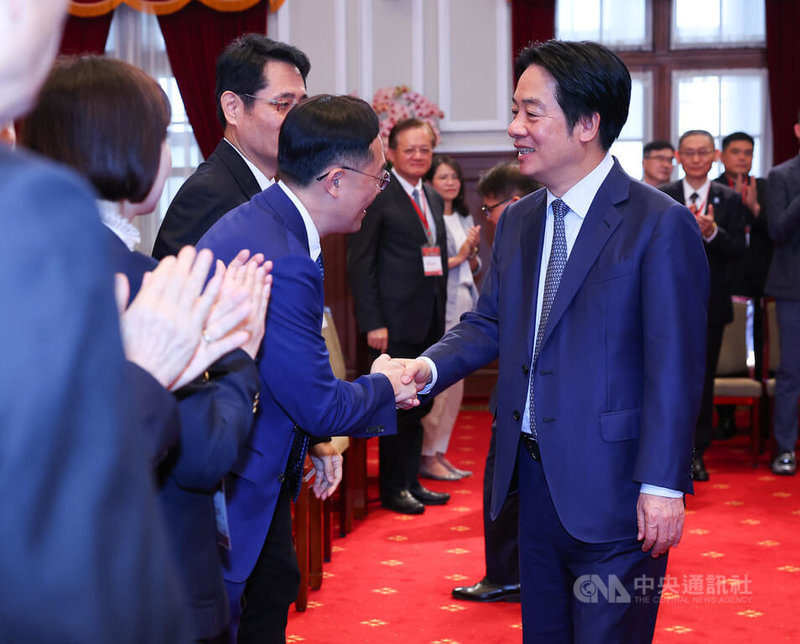 總統賴清德（前右）21日在總統府接見第26屆「國家建築金獎」暨第20屆「台灣誠信品牌」得獎單位代表，向與會來賓握手致意。中央社記者謝佳璋攝  115年5月21日