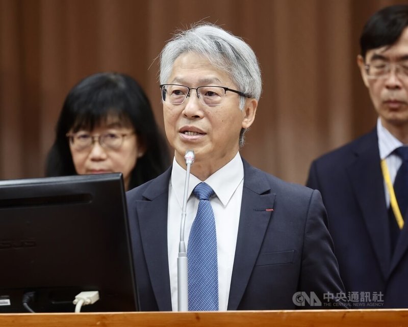 中央研究院長廖俊智（前）21日在立法院教育及文化委員會答詢「為什麼不吸收」藝人狄鶯兒子孫安佐（已改名孫健豪）時表示，中研院未進行軍火相關研究，可能是國家中山科學研究院等範圍。中央社記者張皓安攝 115年5月21日