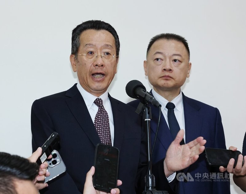 美國總統川普說，將與總統賴清德談話。針對美國對台軍售是否受影響，國防部長顧立雄（左）21日受訪表示，美國一再重申對台政策不變，以軍購方式依台灣關係法提供台灣防衛性武力，維持台海和平是美國既定政策，對軍購保持審慎樂觀態度。中央社記者郭日曉攝 115年5月21日