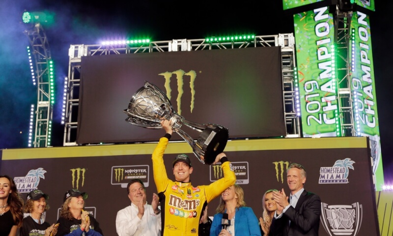 NASCAR明星車手布仕(中)2019年奪下NASCAR Cup Series總冠軍,手捧冠軍獎盃。(美聯社)