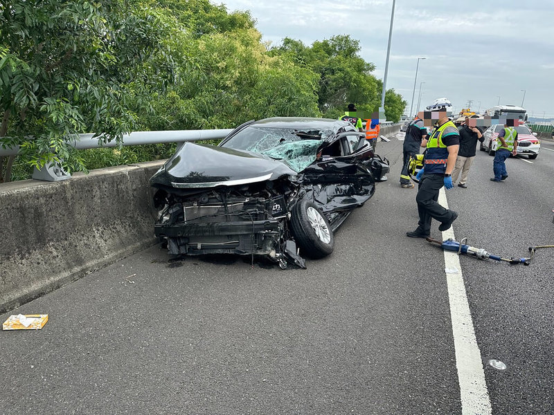 國道3號南向快官路段22日上午發生交通事故，1輛自小客車疑失控撞內側護欄，再與1輛拖板車碰撞，造成自小客車駕駛及乘客共2人受傷送醫，詳細肇因仍待調查。（民眾提供）中央社記者鄭維真傳真 115年5月22日