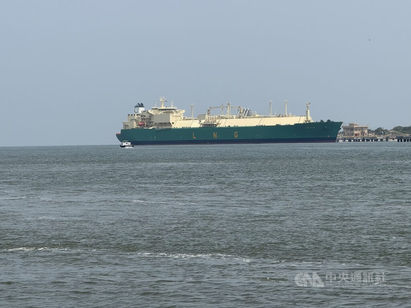 中東戰事引發全球石油、天然氣等能源供應短缺，印度總理莫迪（Narendra Modi）為此敦促尋找替代能源。德里兩輛氫能巴士上路試行，試圖減少印度對傳統能源的倚賴。圖為印度液化天然氣（LNG）運輸船。中央社記者李晉緯新德里攝　115年5月22日