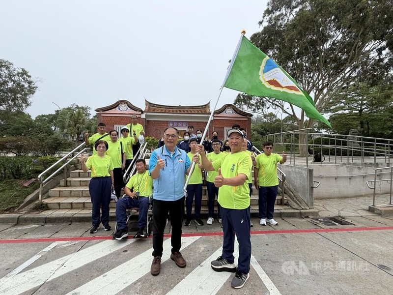 115年度全國身心障礙國民運動會23日起在新北市舉行，金門縣代表隊22日由金門縣副縣長李文良（前左）授旗，勉勵選手全力以赴、爭取佳績。中央社記者吳玟嶸攝　115年5月22日