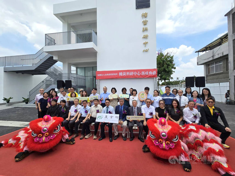 台灣香蕉研究所新建種苗科研中心，22日落成啟用，農業部長陳駿季（1排中）、蕉研所董事長陳建斌（1排右6）等人出席典禮。中央社記者黃郁菁攝　115年5月22日