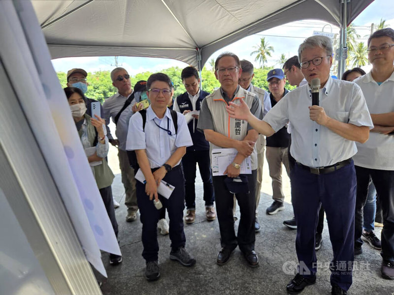 「高雄－屏東間東西向第2條快速公路」全線預估分7段招標施工，其中屏東段C1標優先推動。行政院公共工程委員會主委陳金德（前右1）22日現勘該路段，宣布基本設計審議原則通過。中央社記者黃郁菁攝　115年5月22日
