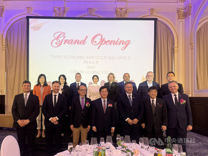 隨著台積電在德勒斯登設廠，進一步帶動台灣供應鏈業者赴捷克布局。專注於危險化學品運輸公司「愛豐通運」（i-TRANS Global s.r.o）將在捷克設立半導體關鍵材料物流中心，並於20日晚間在布拉格舉辦啟動儀式。中央社記者劉郁葶布拉格攝　115年5月22日