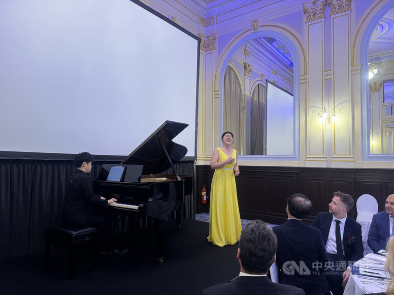 愛豐通運（i-TRANS Global s.r.o）將在捷克設立半導體關鍵材料物流中心，20日晚間在布拉格舉辦啟動儀式及音樂會，邀請外交部長林佳龍，以及多位捷克產官學界人士、捷克與德勒斯登在地台商出席。中央社記者劉郁葶布拉格攝　115年5月22日