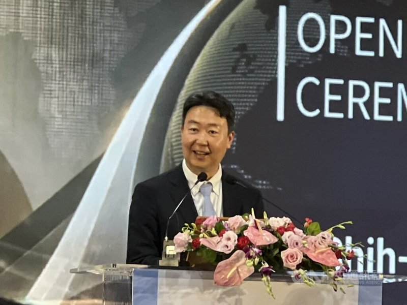台北國際觀光博覽會22日登場，吸引大批人潮湧入，交通部長陳世凱致詞不僅笑稱一定會消費，也趁機宣傳剛通車的淡江大橋，邀請旅行業者揪團到國門新地標看美景。中央社記者黃巧雯攝　115年5月22日