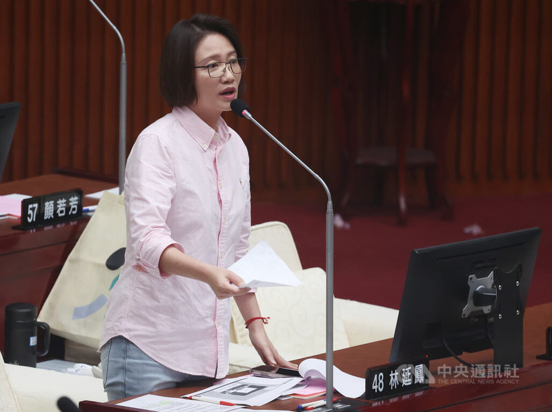 民主進步黨籍台北市議員林延鳳(圖)在議會質詢表示,媒體報導輝達在北投士林科技園區T1718基地的台灣總部27日動工,但她詢問台北建築管理工程處,輝達尚未申請建築執照。中央社記者張新偉攝 115年5月22日