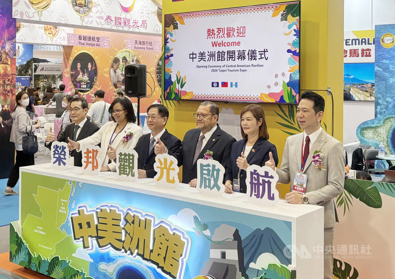 中美洲經貿辦事處於台北國際觀光博覽會共同打造中美洲館，22日舉行開幕式，領務局長鄭正勇（左起）、貝里斯大使梅凱瑟（Katherine Vanessa Meighan）、外交部常務次長葛葆萱、瓜地馬拉大使艾特維（Luis Raúl Estévez López）以及中美洲經貿辦事處主任詹朝富（右1）出席。中央社記者楊堯茹攝 115年5月22日