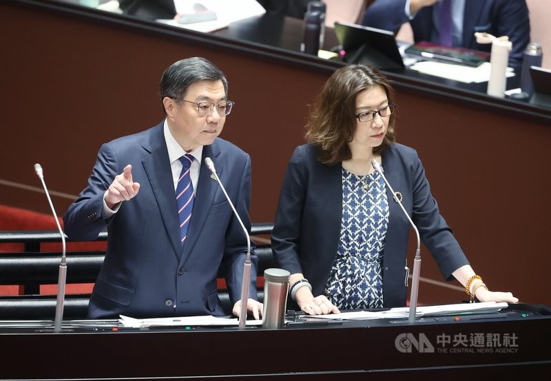 醫美診所涉偷拍事件引起關注，立委要求應實名制管理偽裝式攝影機。行政院長卓榮泰（左）22日表示，實名制是否可行，還要再研究，要先定義哪種設備需要實名，訂定出一套可行的制度。圖右為衛福部次長林靜儀。中央社記者郭日曉攝　115年5月22日