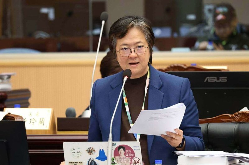 無黨籍花蓮縣議員楊華美（圖）接獲民眾陳情，參加縣長盃5人制拔河比賽不慎受傷骨折，才發現賽事沒有投保公共意外責任險，要求縣府調查行政疏失，視情況暫停、扣減甚至追回相關補助經費。（楊華美議員辦公室提供）中央社記者張祈傳真　115年5月22日