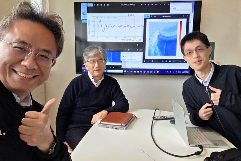 中央大學22日表示，研究團隊發現2024年日本能登地震出現異常海嘯，富山灣附近的海底山崩扮演關鍵角色。圖左起為水文與海洋科學研究所教授吳祚任、地球科學系教授佐竹健治以及地科系學生羅明仁（第一作者）。（中大提供）中央社記者陳至中台北傳真　115年5月22日