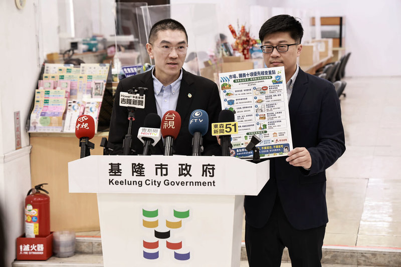 基隆市出現漢他病毒確診個案。為落實防範，市長謝國樑（左）22日公布「市場攤商10項優先稽查要點」，要求業者嚴格遵守。（基隆市政府提供）中央社記者沈如峰基隆傳真　115年5月22日