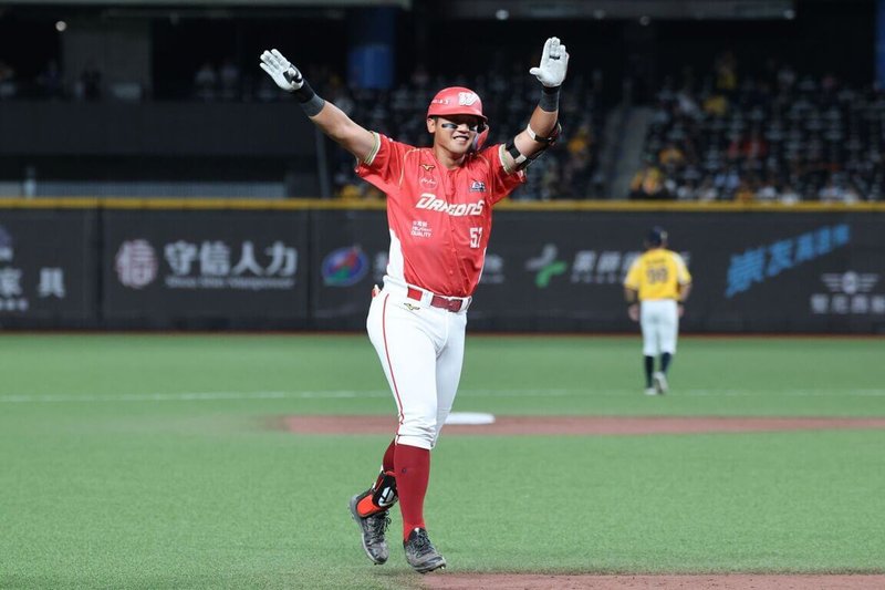 中華職棒味全龍與中信兄弟22日交手,9局上,龍隊靠著拿莫.伊漾(圖)代打2分砲,最終以7比2贏球,收下本季首度6連勝。(味全龍提供)中央社記者謝靜雯傳真 115年5月22日