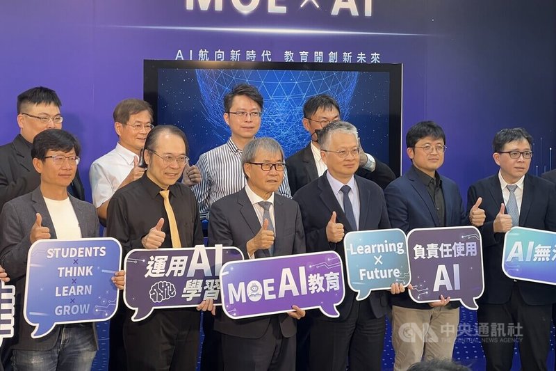 教育部22日宣布啟動「AI人才方舟計畫」，經費規劃4年新台幣117億5500萬元。中央政府側重發展軟體、充實數位內容，並以政策帶動地方政府更新和添購硬體設備。中央社記者陳至中台北攝　115年5月22日
