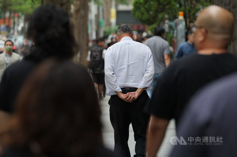 主計總處22日公布4月失業率為3.3%，月減0.04個百分點。圖為台北市內湖區上班族。中央社記者翁睿坤攝　115年5月22日