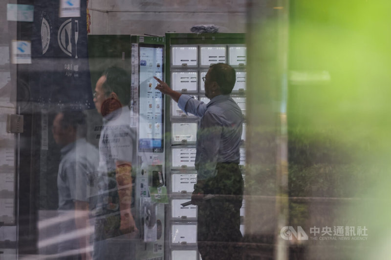 主計總處22日公布4月失業率為3.3%，月減0.04個百分點，終止連續2個月走揚，轉呈下跌。圖為台北市內湖區上班族中午休息時間，透過機台選擇餐點。中央社記者翁睿坤攝　115年5月22日