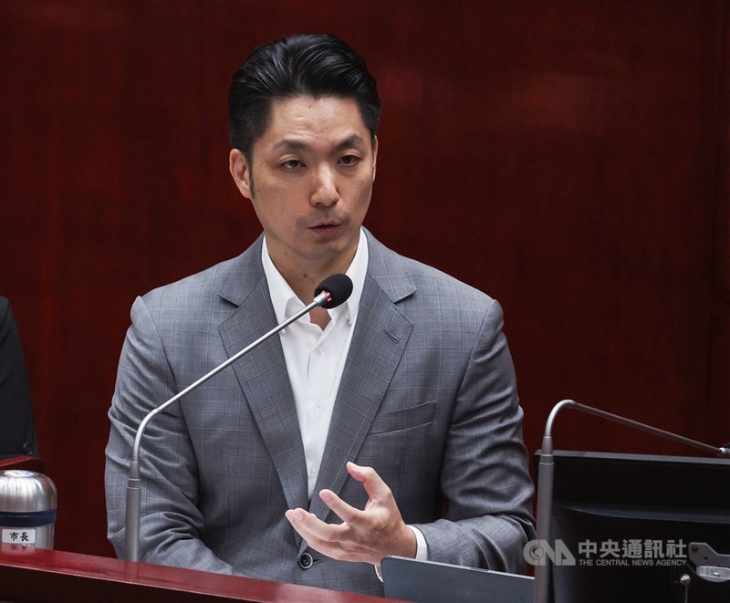 台北市長蔣萬安（圖）22日列席台北市議會進行專案報告。蔣萬安表示社子島細部計畫修訂案近期將送內政部土徵小組審議，估最快今年底或明年上半年，只要內政部土徵小組審議通過，市府就可正式公布實施區段徵收。 中央社記者張新偉攝　115年5月22日