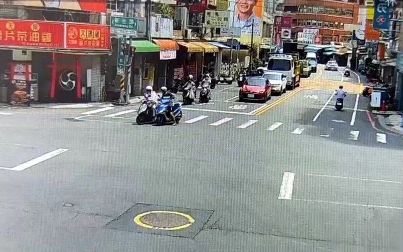 65歲許姓男子（騎機車前右）21日上午騎機車在嘉義熱鬧街道涉嫌隨機對5名陌生女子伸出鹹豬手，碰觸女子胸部等處，警通知到案，嘉檢聲押獲准。（嘉義地檢署提供）中央社記者黃國芳傳真　115年5月22日