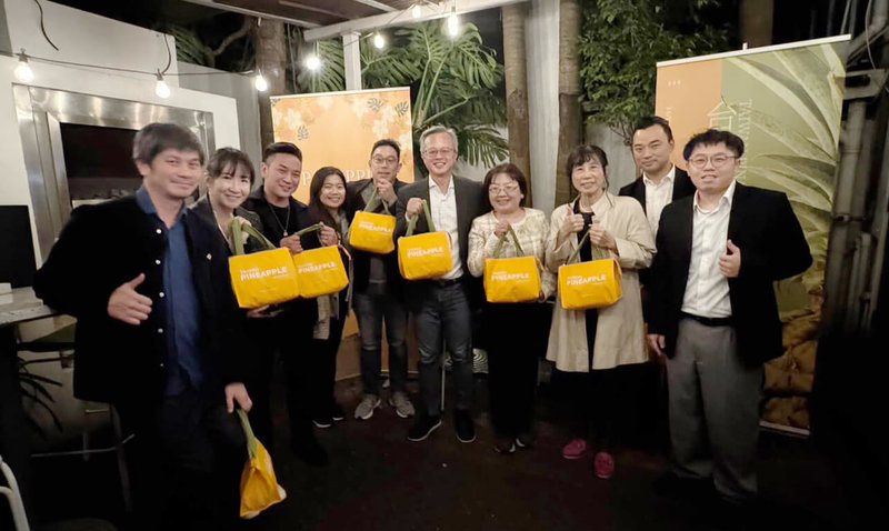 紐西蘭台僑20日於奧克蘭舉辦推廣台灣「芒果鳳梨（台農23號）」晚宴；駐奧克蘭辦事處長陳詠韶（右4）表示，台灣素有「水果王國」美譽，除了天然氣候條件，更仰賴極高農業科技與品種研發能力。（駐奧克蘭辦事處提供）中央社記者丘德真雪梨傳真　115年5月22日