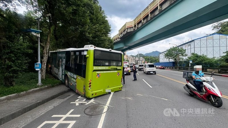 台北市一輛公車22日下午行經文山區萬和街附近路口時，疑機械因素導致車輛失控，自撞路旁山壁，造成駕駛及2名乘客手腳擦挫傷，幸傷者皆意識清楚、無生命危險。（翻攝畫面）中央社記者劉建邦傳真　115年5月22日