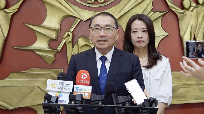 美國在台協會（AIT）台北辦事處長谷立言（Raymond F. Greene）指國民黨主席鄭麗文訪美時可能被問國民黨是否正在改變政治取向。新北市長侯友宜（前）22日說，朋友愈多愈好，希望台灣與國際交流有更多面向。（新北市府提供）中央社記者曹亞沿傳真 115年5月22日