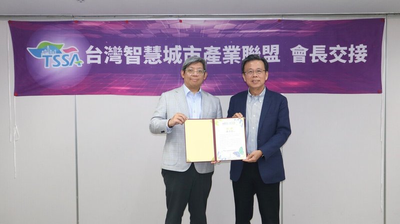 台灣智慧城市產業聯盟22日完成第12任會長交接，由中保科技集團董事長林建涵（左）接任，並與卸任會長、華碩電腦共同執行長胡書賓（右）完成交接儀式。（台北市電腦公會提供）中央社記者吳家豪傳真　115年5月22日