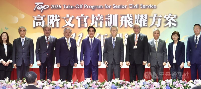 總統賴清德22日到台北國家文官學院出席「高階文官培訓飛躍方案115 年訓練」開訓典禮，總統特別感謝跨領域業師傾囊相授，讓訓練推動更具前瞻性，圖為賴總統（左5）與業師合影。中央社記者王飛華攝　115年5月22日