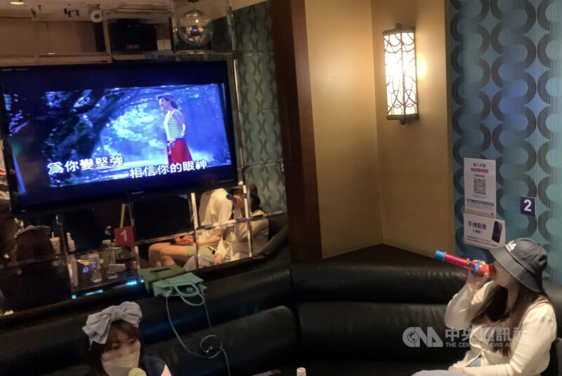 民眾在KTV歡唱。（中央社檔案照片）
